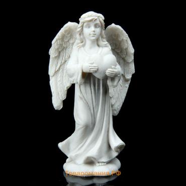 Сувенир полистоун "Ангел-хранитель с сердцем" 9х5х2,5 см