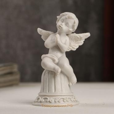Сувенир полистоун "Белоснежный ангелочек на колокольчике" 8х4,2х4 см